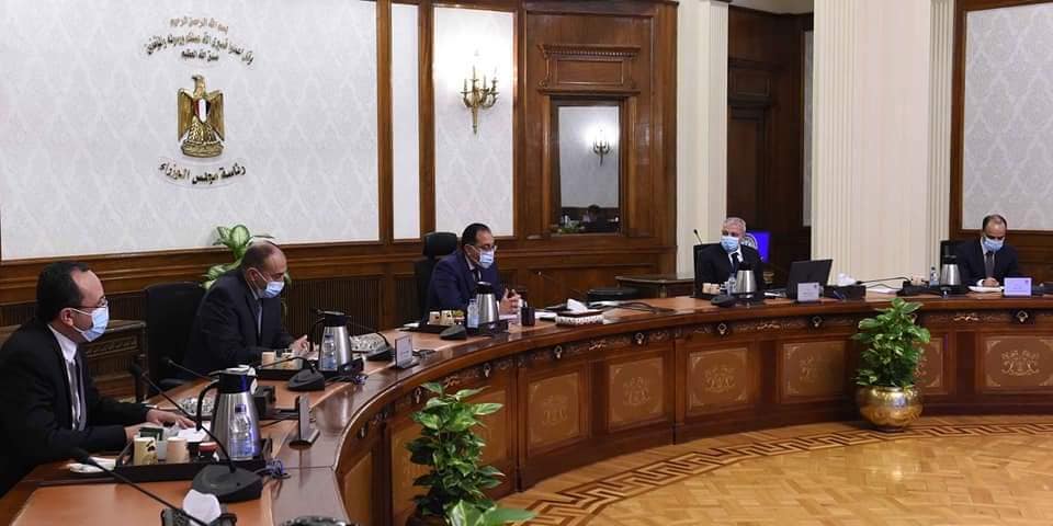المصنع بطاقة إنتاجية 3 أطنان عسل يومياً، وأيضاً مشروع تطوير موقف الحواتم للسيارات، بمحافظة الفيوم، ليتسع لـ 180 سيارة ويضم40 محلاً تجارياً، و19 مكتباً إدارياً.